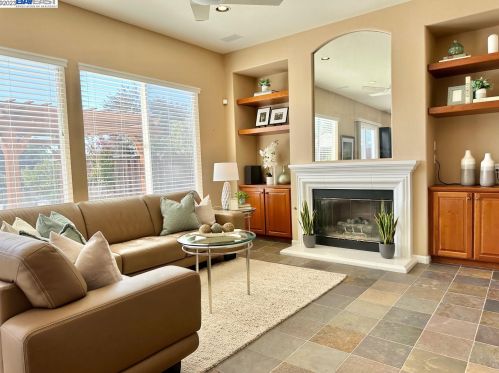 5110 Stone Canyon Dr, Hayward, CA 94552-5516
