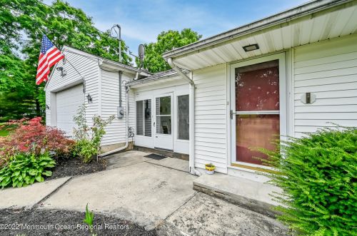 188 Burlington Path Rd, Upper Freehold Township, NJ 08514-1508