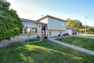 793 Six Pines Dr, Romeoville, IL 60446-4334