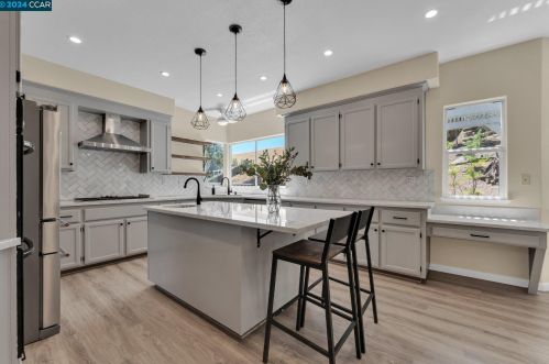 2061 Hillridge Dr, Fairfield, CA 94534-7965
