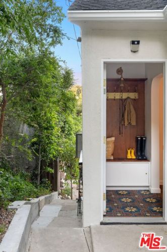 1520 Columbia Dr, Glendale CA  91205-3508 exterior