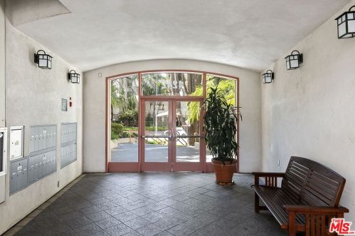 4242 Stansbury Ave, Van Nuys CA  91423-4260 exterior