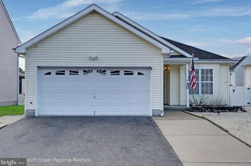 20 Lena Ct, Berkeley Township, NJ 08721-2472