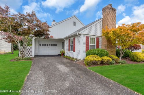 17 Leighton Ln, Lakehurst, NJ 08759-6715