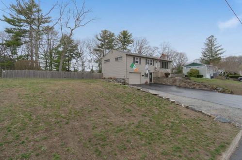 104 Clearview Dr, North Kingstown, RI 02852-2504