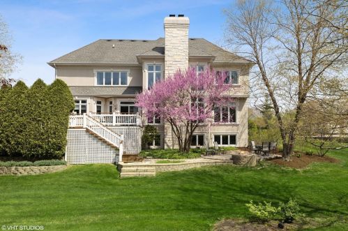 8 Clubside Ct, Willowbrook IL  60527-8129 exterior