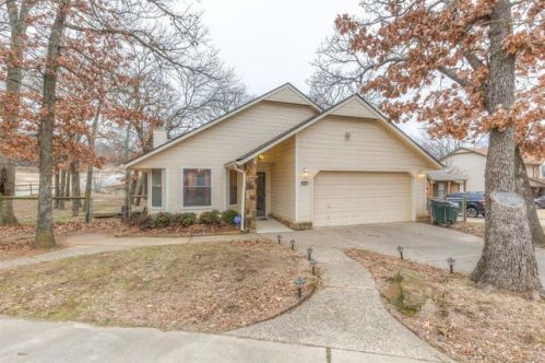 3448 Rolling Oaks Dr, Tulsa, OK 74107-4554