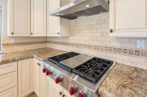 1597 Parkview Dr, Vista CA  92081-8750 exterior