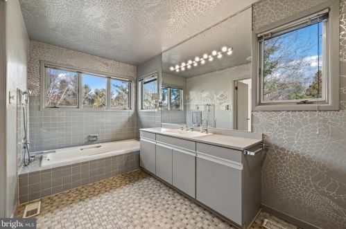 1 Hemlock Ct, Princeton NJ  08540-4708 exterior