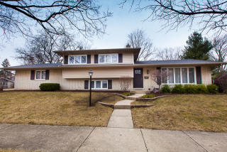 1241 Catalpa Ln, Naperville, IL 60540-7907