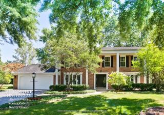 10 Coventry Ln, Half Day, IL 60069-3904
