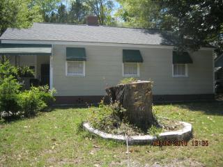 2243 Greenwood St, Savannah GA  31404-1512 exterior