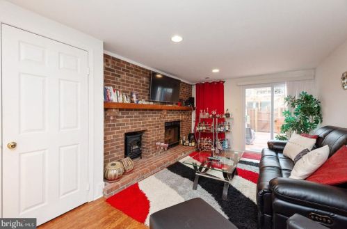 8010 Revenna Ln, Springfield VA  22153-2935 exterior