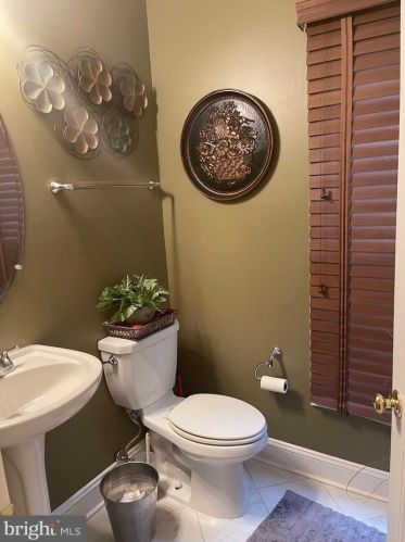 16492 Hayes Ln, Woodbridge, VA 22191-4541