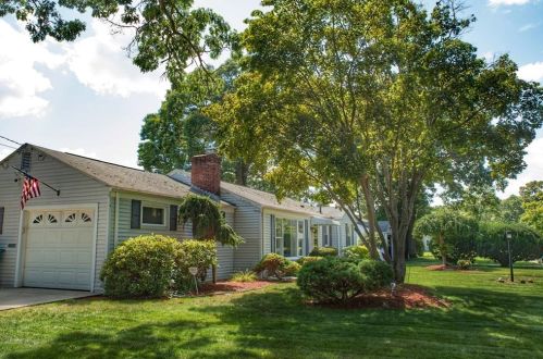 6 Ontario Ave, Warwick, RI 02886-2827