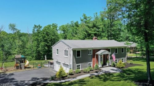 13 Hunters Trl, Warren, NJ 07059-7105