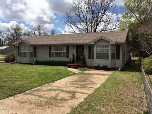 201 Magnolia Ave, Newkirk, OK 74647-2057