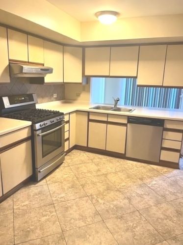 2610 Martha Pl, Chicago, IL 60633-2092