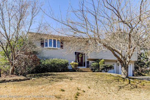 7 Danemar Dr, Middletown, NJ 07748-3607