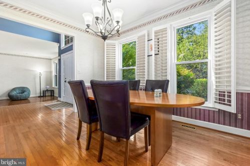 8006 Middlewood Pl, Springfield VA  22153-1928 exterior