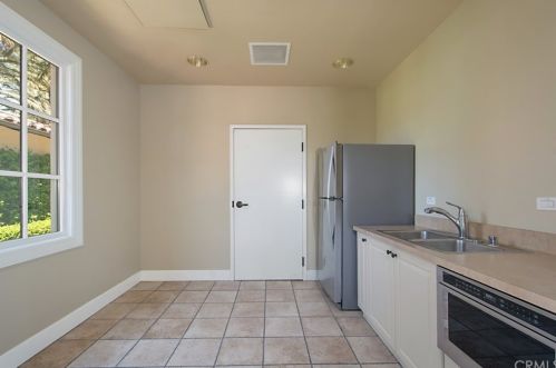 121 Blaze, Irvine CA  92618-1507 exterior