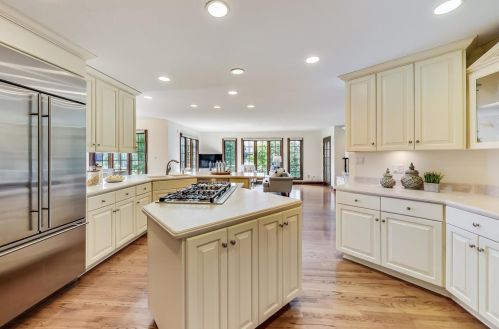 6972 Fieldstone Dr, Willowbrook IL  60527-6969 exterior