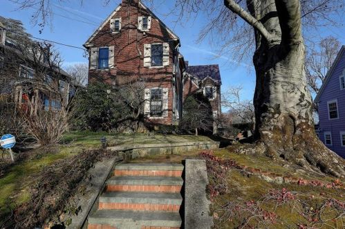 82 Freeman Pkwy, Providence, RI 02906-3324