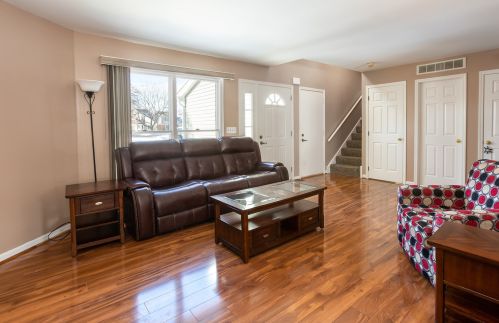 255 Camelot Ln, Carol Stream, IL 60188-3613