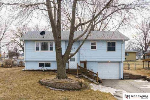 229 Glenmore Dr, Gretna, NE 68028-8089