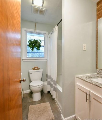 39 Maryland Dr, Middlefield CT  06455-1005 exterior