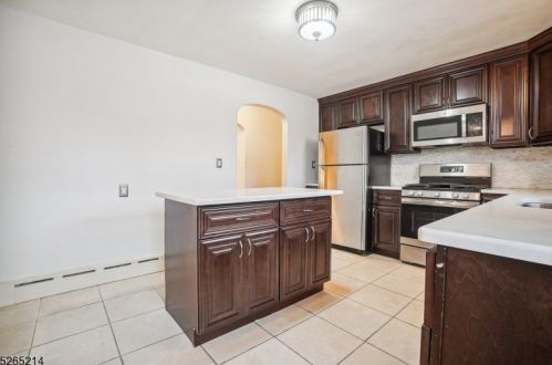 35 Seaman Rd, Town Center, NJ 07052-3632