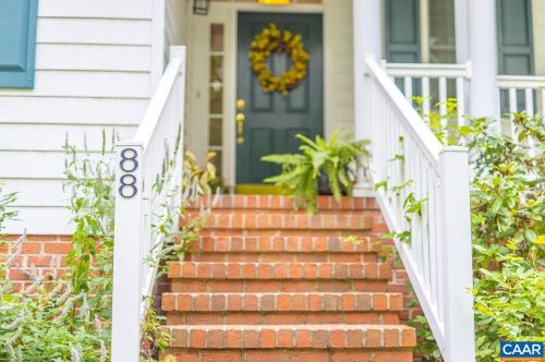 88 Chapel Ct, Bybee, VA 22963-4939