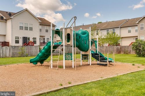 33 Holmes Dr, Charles Town WV 25414-4412 exterior