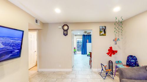 1045 Peach Ave, El Cajon, CA 92021-5756