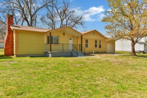 417 5th St, Chetopa, KS 67336-8853