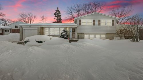 2215 Champlain St, Arlington Hts, IL 60004-2909