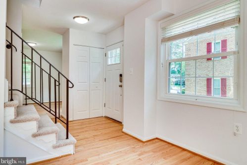 9821 Lakepointe Dr, Springfield, VA 22015-1823