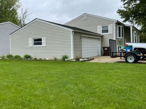 902 Garfield Dr, Hillcrest, IL 61068-1933