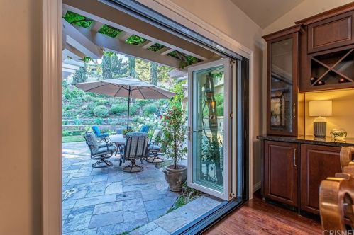 2010 Buckingham Pl, Glendale CA  91206-1401 exterior