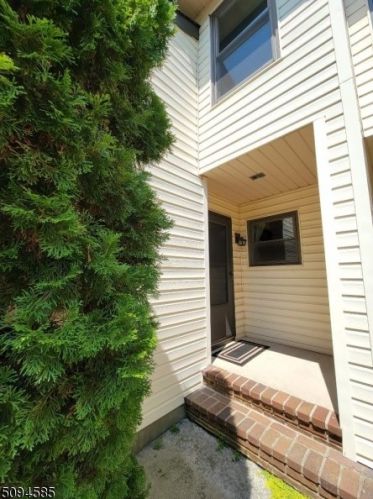 402 Willow Ct, Flemington, NJ 08822-3131