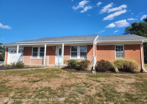 32 Hudson Pkwy, Lakehurst, NJ 08759-1975