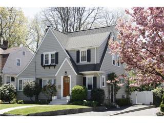 16 Roosevelt St, Norwalk, CT 06851-3028