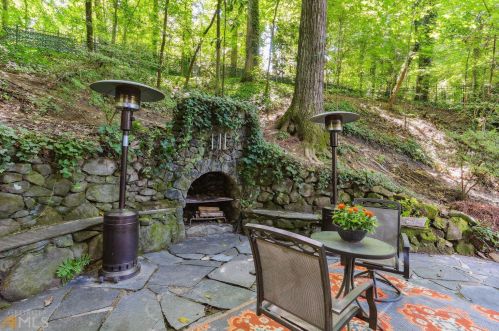 2885 Mornington Dr, Atlanta GA  30327-1272 exterior