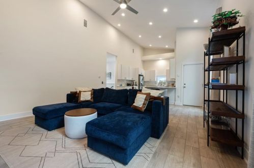 5008 Baker St, Austin TX  78721-1511 exterior