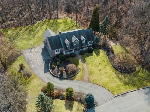 5 Hidden Acres Dr, Kinnelon, NJ 07405-3223