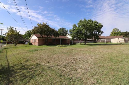 517 Bay Shore Dr, Garland TX  75040-5771 exterior