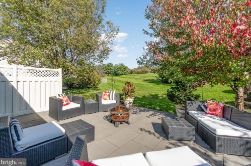 691 Royal View Dr, Lancaster PA  17601-2874 exterior