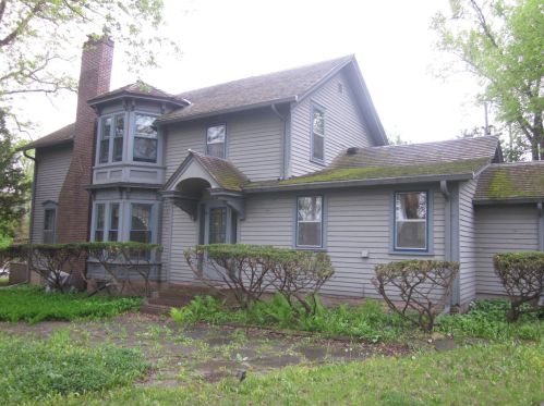 132 Main St, Carpentersville, IL 60110-2630