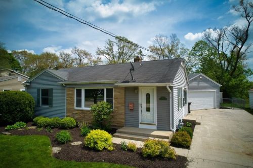 401 Linn Ave, Bull Valley, IL 60014-7108