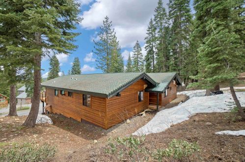 11030 Ski Slope Way, Truckee CA  96161-6603 exterior